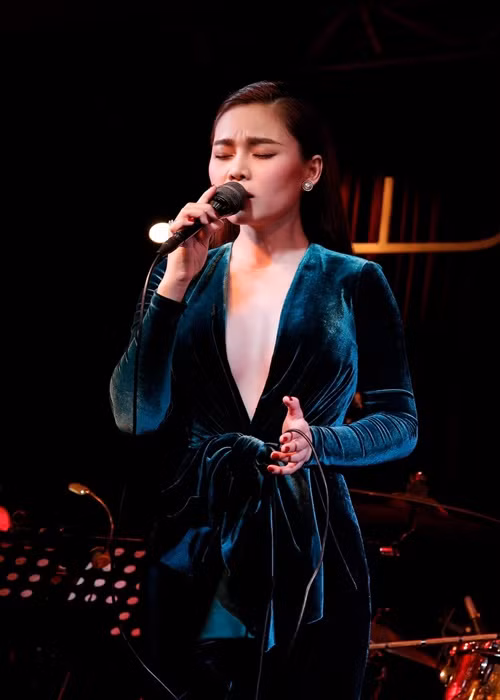 Giang Hồng Ngọc trung thành với phong cách thời trang gợi cảm.