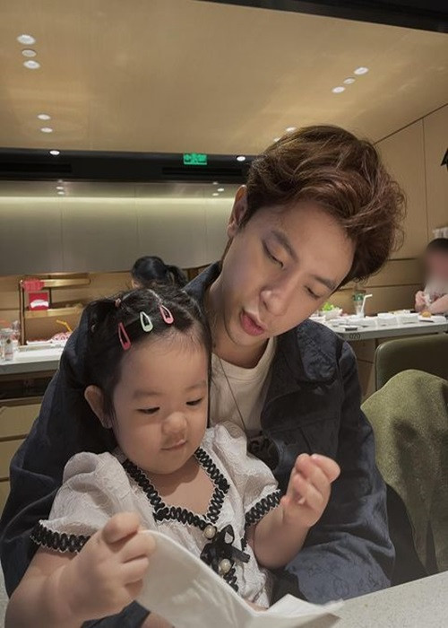 Anh tỏ ra là ông bố "nghiện con".