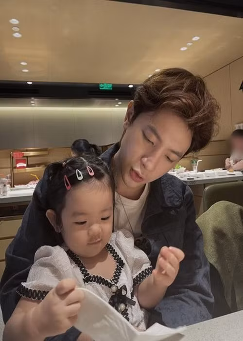 Anh tỏ ra là ông bố "nghiện con".