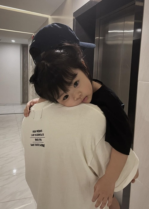 Phí Ngọc Hưng không nhắc đến Trương Mỹ Nhân mà chỉ chia sẻ hình ảnh bé Bona.