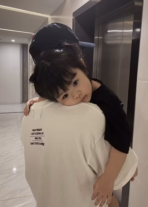 Phí Ngọc Hưng không nhắc đến Trương Mỹ Nhân mà chỉ chia sẻ hình ảnh bé Bona.