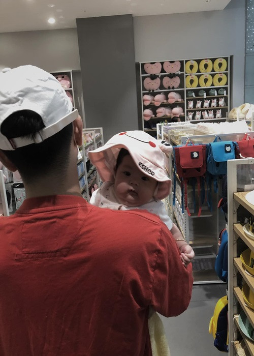 Phí Ngọc Hưng đưa cô công chúa nhỏ của mình đi tiêm ngừa.