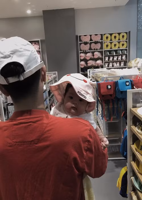 Phí Ngọc Hưng đưa cô công chúa nhỏ của mình đi tiêm ngừa.