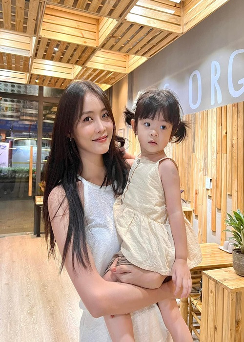 Trương Mỹ Nhân tâm sự rằng những ngày tháng khi con gái sinh non vô cùng khó khăn đan xen hạnh phúc.