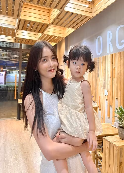 Trương Mỹ Nhân tâm sự rằng những ngày tháng khi con gái sinh non vô cùng khó khăn đan xen hạnh phúc.