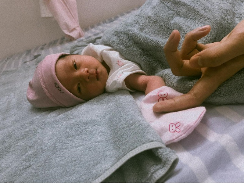 Trương Mỹ Nhân chia sẻ hình ảnh con gái ngày đầu về nhà.