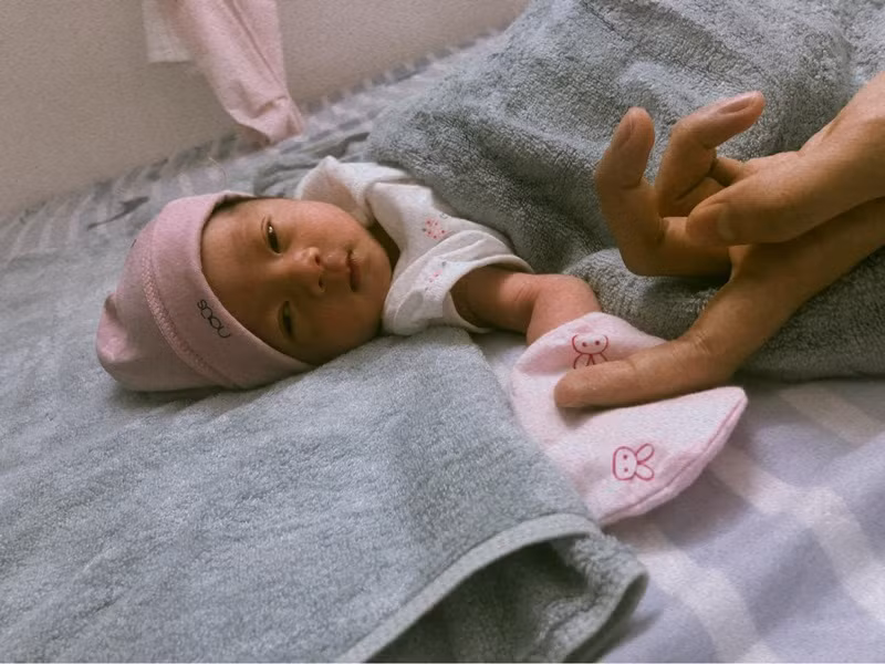 Trương Mỹ Nhân chia sẻ hình ảnh con gái ngày đầu về nhà.