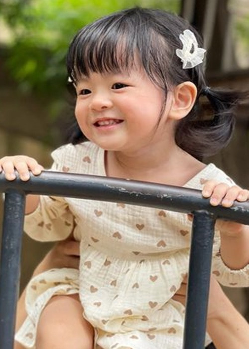 "Nhớ lần đầu vụng về không biết ẵm con ra sao, không biết thay tã và tắm con thế nào, càng không biết cách cho con ti mẹ. Cái gì cũng không biết nhưng rất bảo thủ không cho ai đụng vào con vì sợ chăm không đúng cách làm con đau hay tổn thương. Dù không ngủ đủ nhưng vẫn giành hết mọi việc tự mình làm, cả việc phơi nắng cũng nhất quyết dậy sớm làm cho con vì sợ mọi người không khéo để nắng vào hư mắt con", Trương Mỹ Nhân nhớ lại.