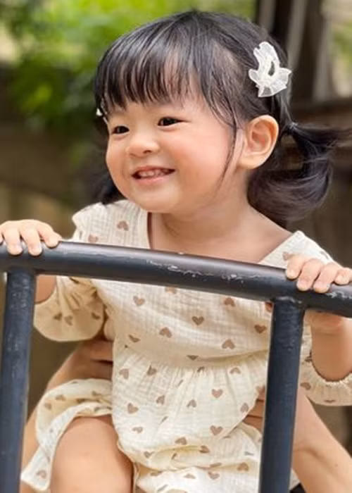 "Nhớ lần đầu vụng về không biết ẵm con ra sao, không biết thay tã và tắm con thế nào, càng không biết cách cho con ti mẹ. Cái gì cũng không biết nhưng rất bảo thủ không cho ai đụng vào con vì sợ chăm không đúng cách làm con đau hay tổn thương. Dù không ngủ đủ nhưng vẫn giành hết mọi việc tự mình làm, cả việc phơi nắng cũng nhất quyết dậy sớm làm cho con vì sợ mọi người không khéo để nắng vào hư mắt con", Trương Mỹ Nhân nhớ lại.