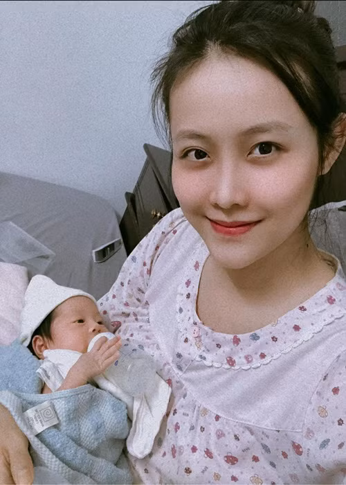 Mới đây, T rương Mỹ Nhân cho biết, cách đây 2 năm, cô sinh non con gái đầu lòng. "Nhớ lúc sanh Bona sớm 1 tháng nên chỉ bé xíu nặng 2kg250 da đỏ hỏn, nhăn nheo và còn chưa hoàn thiện chức năng bú, phải tách khỏi mẹ đưa đi nằm soi đèn đến 5 ngày. Mẹ không thể bên cạnh con khi vừa sinh xong chỉ có thể nhìn Bona vào khung giờ nhất định qua một lớp cửa chắn cảm giác thật khó tả", nữ diễn viên kể.