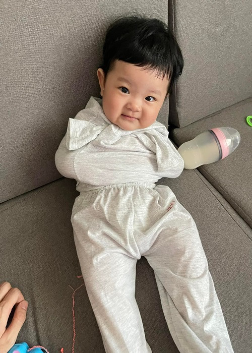 Gần đây, Trương Mỹ Nhân và Phí Ngọc Hưng liên tục chia sẻ hình ảnh ngày Bona còn nhỏ.