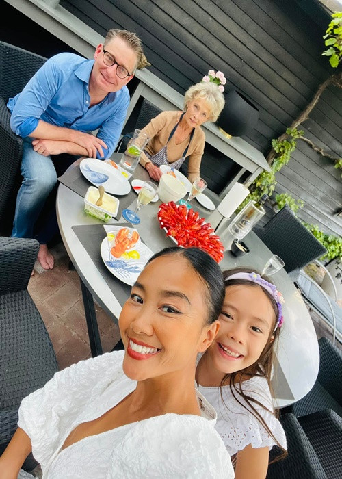 Mẹ chồng của nữ ca sĩ năm nay 80 tuổi, vẫn tươi trẻ. Đoan Trang viết: "Má chồng của mình rất đẹp! Bà có đôi mắt sáng và nụ cười thật tươi, đầy nét duyên dáng. Dáng người cao ráo, mảnh khảnh. Má giữ được như ngày còn trẻ đến bây giờ nhờ thói quen sinh hoạt khoa học, ngủ sớm, dậy sớm, ăn uống hợp lý, lành mạnh và tập thể dục thể thao mỗi tuần 4-5 lần".