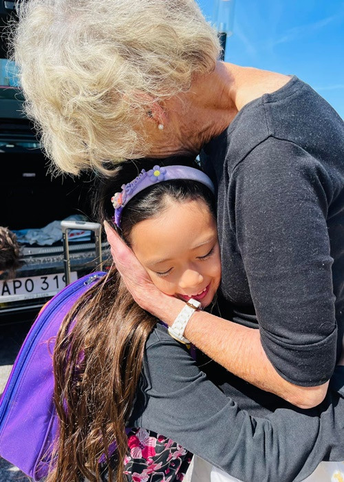 "Lần này về Thuỵ Điển càng gần má hơn, thương má nhiều hơn và chia tay sẽ nhớ má rất nhiều vì sự chăm sóc của má dành cho gia đình nhỏ của bé Sol suốt mấy ngày qua", Đoan Trang viết.