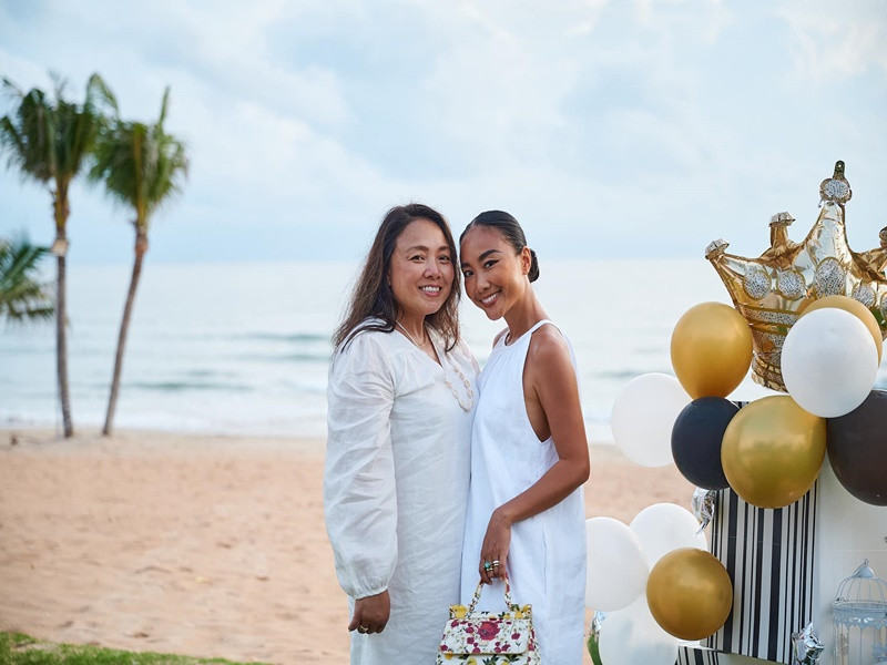 Về chị gái, Đoan Trang cho hay: "Chị gái của mình phải rời tổ ấm thân thương nơi có ba mẹ và các em từ ngày rất trẻ để lập gia đình ở một nơi hoàn toàn xa lạ, lạnh lẽo. Một mình sinh ra 3 đứa con, tự lực nuôi nấng, chăm sóc cho chúng lớn lên ngoan ngoãn và đầy tình cảm như ngày hôm nay. Nói ra thì nghe đơn giản nhưng thực sự phải gang thép cỡ nào mới có thể vượt qua được tất cả sau mấy mươi năm như thế ở xứ người".