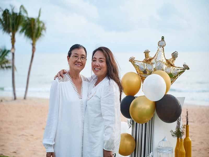 Đoan Trang còn chia sẻ về mẹ đẻ và chị gái. Theo nữ ca sĩ, mẹ của cô ở tuổi 72 luôn năng động, độc lập, không bao giờ than trách hay phiền muộn đến ai, luôn lo cho từng mái ấm gia đình của mỗi đứa con.