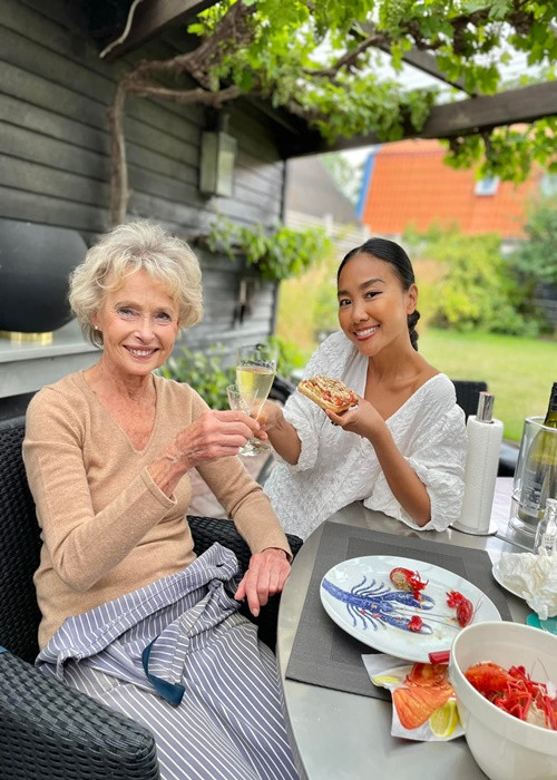 Mẹ chồng của Đoan Trang là nha sĩ người Thụy Điển, có 55 năm kinh nghiệm trong nghề, được nhiều người trong vùng biết đến.