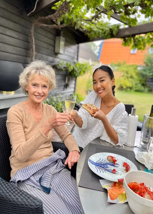 Mẹ chồng của Đoan Trang là nha sĩ người Thụy Điển, có 55 năm kinh nghiệm trong nghề, được nhiều người trong vùng biết đến.