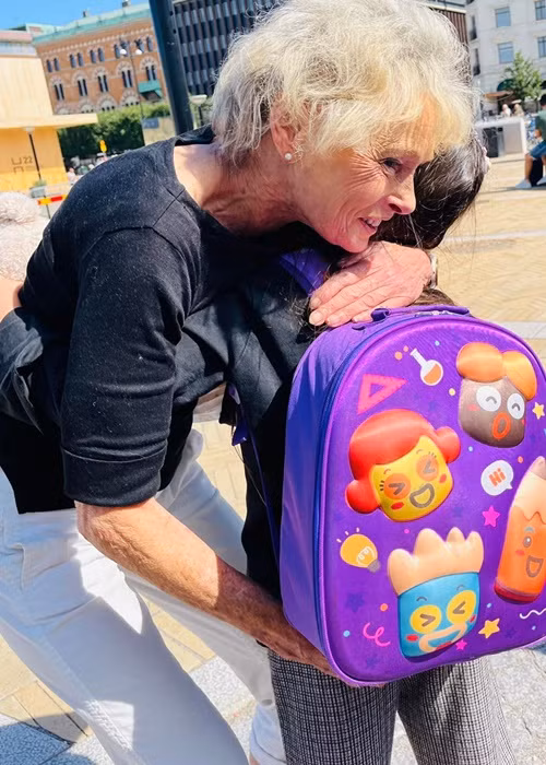 Mẹ chồng ngoại quốc của Đoan Trang chào đón gia đình con trai về Thụy Điển.