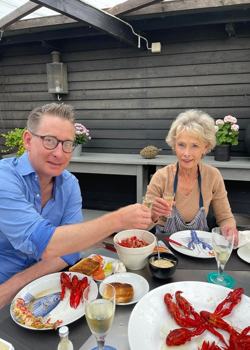 Trong mắt Đoan Trang, mẹ chồng mạnh mẽ, tự tin, thông thái, hiểu biết, độc lập. Bà sống một mình sống trong căn nhà lớn, tự chăm sóc bản thân, cây cối, vườn tược nhà cửa, đi làm mỗi ngày.