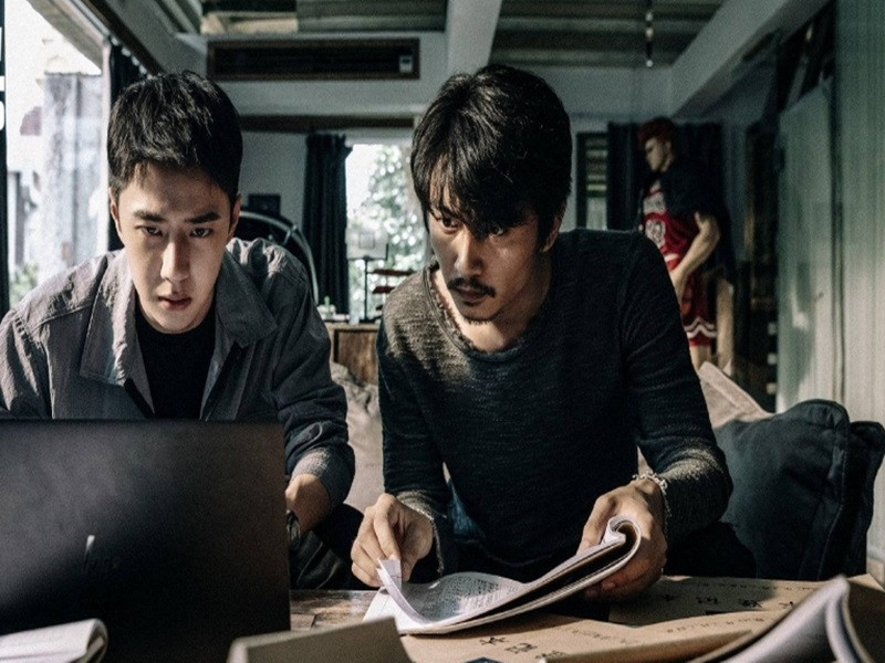 Khi Ngô Chấn Phong chán nản muốn ra nước ngoài, Trần Vũ ngăn cản. Trên đường hai người gặp phải nguy hiểm, Ngô Chấn Phong vì cứu Trần Vũ mà bị bọn buôn ma túy bắt đi, từ đó không còn tin tức gì nữa. 3 năm sau Trần Vũ trở thành cảnh sát chống ma túy, gặp lại Ngô Chấn Phong và phát hiện anh có liên quan đến tập đoàn buôn bán ma túy. Ảnh: Thế giới điện ảnh