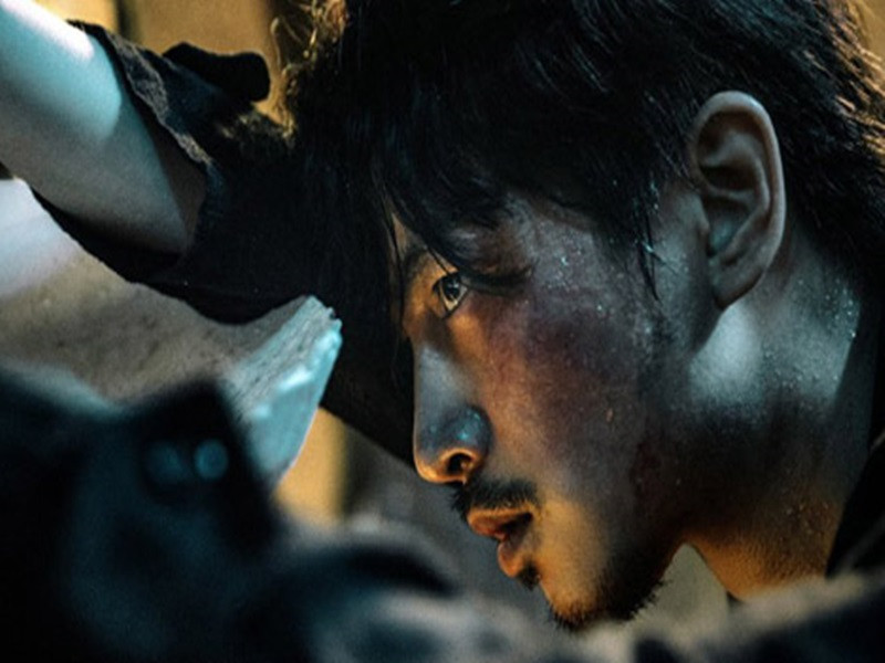 Để diệt trừ tận gốc băng đảng buôn ma túy, Trần Vũ tuân theo sự sắp xếp của cấp trên xâm nhập vào đường dây. Trong quá trình này, anh phát hiện Ngô Chân Phong đang thực hiện nhiệm vụ của 1 cảnh sát ngầm. Ảnh: Thế giới điện ảnh