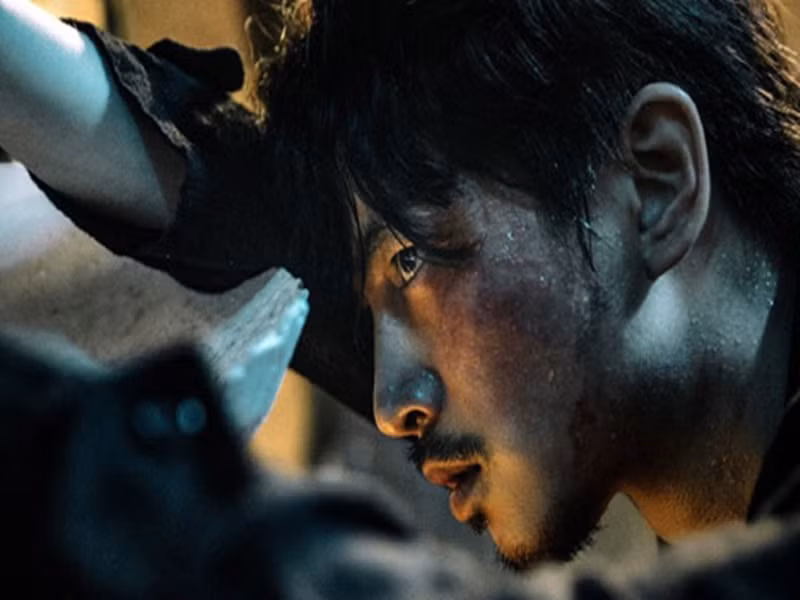 Để diệt trừ tận gốc băng đảng buôn ma túy, Trần Vũ tuân theo sự sắp xếp của cấp trên xâm nhập vào đường dây. Trong quá trình này, anh phát hiện Ngô Chân Phong đang thực hiện nhiệm vụ của 1 cảnh sát ngầm. Ảnh: Thế giới điện ảnh