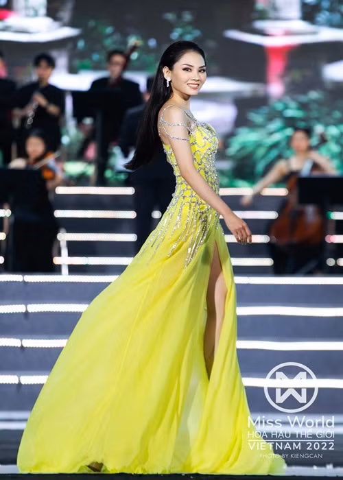 Mai Phương đạt IELTS 8.0 vào tháng 4/2022. Hiện tại, cô theo học thạc sĩ tại trường Đại học Khoa học Xã hội &amp; Nhân văn.