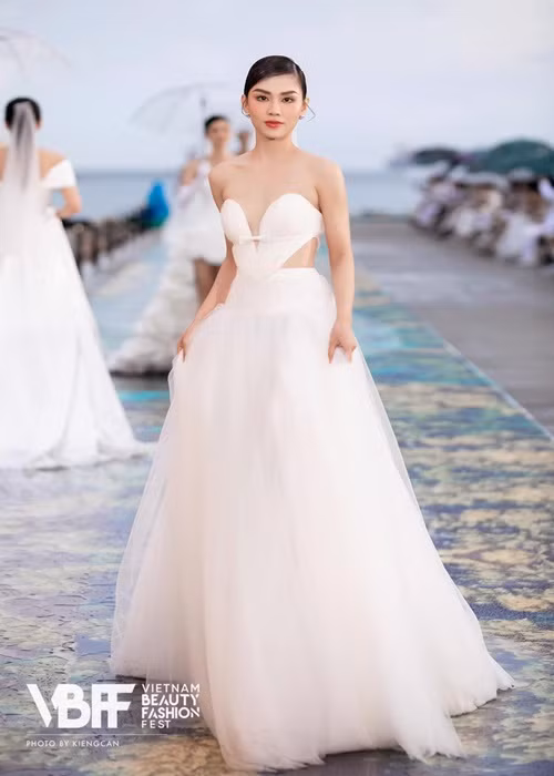 Mai Phương có vóc dáng cân đối. Cô cao 1m7, sở hữu số đo ba vòng 77-62-90cm.