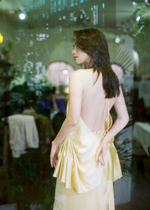 Trong cuộc phỏng vấn với Pháp luật và bạn đọc, Phương Anh Đào kể về bệnh cột sống: "Một ngày ngủ dậy, chân tôi không còn cử động được, như bị liệt. Cảm giác của tôi lúc đó vô cùng bất lực. Sau đó, tôi đi khám và phát hiện ra mình bị quá nhiều bệnh về cột sống. Tôi vừa hẹp, vừa vẹo vừa bị trượt đốt sống, chèn ép lên dây thần kinh. Chính vì thế, tôi không làm chủ được phần chân dưới trong vài tiếng đồng hồ, giống như bị liệt, bất động hoàn toàn". Ảnh: FBNV