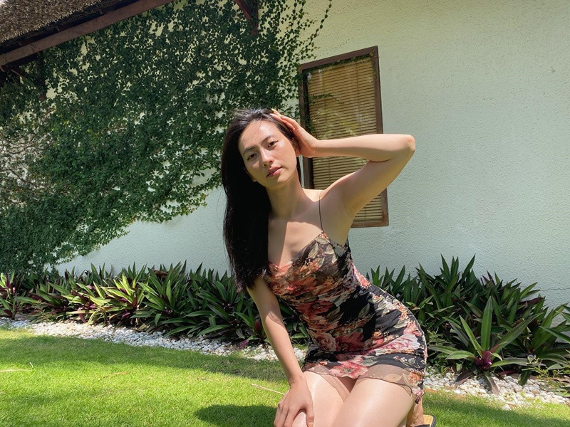 Khi quay phim "Nhắm mắt thấy mùa hè", Phương Anh Đào phát hiện bị bệnh cột sống. Từ chăm chạy show, cô chọn cách sống cân bằng giữa sức khỏe và tiền bạc. Ảnh: FBNV