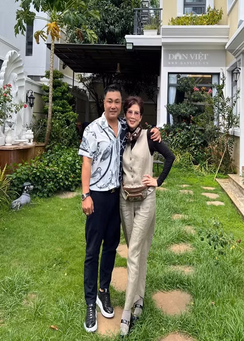 Lý Hùng chia sẻ trên Dân Việt, Diễm Hương đang sống ở Mỹ. Thỉnh thoảng cô có về Việt Nam nhưng không mấy khi gặp bạn bè vì về được ít ngày. Cuộc sống của Diễm Hương hiện tại rất thoải mái, các con đã lớn nên cô cũng không bận bịu nhiều. Ảnh: Dân Việt