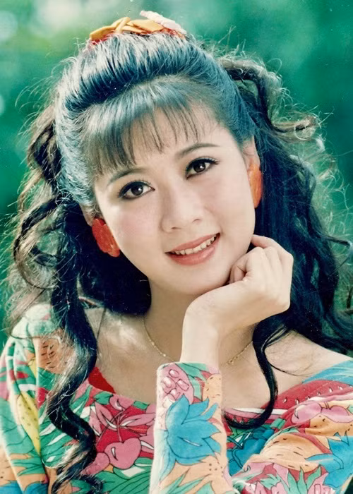 Nghệ sĩ Hồng Vân từng chia sẻ về sự nổi tiếng của Diễm Hương. “Có lần chúng tôi ra ở 1 khách sạn tại Đà Nẵng, khán giả đứng đầy dưới ban công, toàn con nít. Diễm Hương phải mặc áo dài, đội nón ra ban công đứng tạo dáng cho khán giả xem rồi hôn gió, vẫy tay. Suốt hơn 20 phút Diễm Hương chỉ đứng một chỗ làm ba động tác đó cho khán giả thỏa lòng. Qua đó đủ để thấy sự nổi tiếng khủng khiếp của Diễm Hương, ít ai sánh kịp”, Hồng Vân nói. Ảnh: Tiền Phong