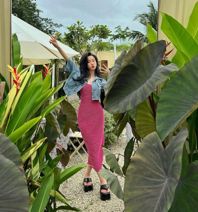 Các thiết kế basic với những gam màu cơ bản trắng, đen, nude.... được kết hợp đa sắc màu.