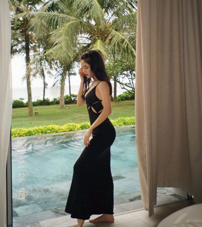 Những thiết kế váy ôm tôn đường cong là item không thể thiếu trong tủ đồ của cô.