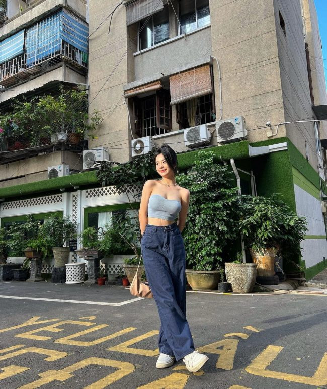 Cô thường chọn mặc trang phục năng động, trẻ trung nhưng tôn dáng.