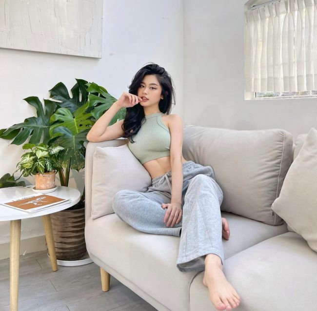 Ngoài ra, Hàn Hằng cũng thường xuyên áp dụng công thức lên đồ áo croptop và quần jean ống rộng.