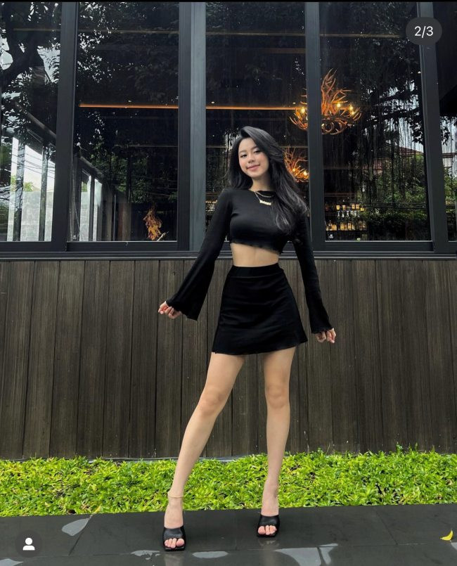 Xây dựng phong cách thời trang tối giản nhưng Hàn Hằng luôn tạo nên sức hút riêng trong từng khung hình.