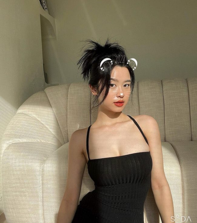 Ngoài trang phục, nàng hot girl quê Thanh Hoá không quên tô son điểm phấn, làm tóc để tăng thêm sức hút trong những khung hình.