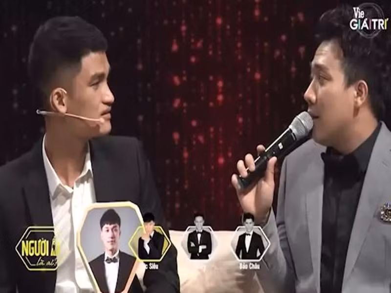 Ở Người ấy là ai do Trấn Thành dẫn dắt, Mạc Văn Khoa so sánh mình với một anh chàng Việt kiều điển trai: "Bạn cũng giống tôi, có nét của người đàn ông có gia đình, thành đạt, mạnh mẽ, làm gì cũng không giấu được nét đàn ông của mình". Nghe vậy, Trấn Thành chen vào: "Lại sảng đậu rồi". Khi Mạc Văn Khoa tiếp tục trò chuyện với nhân vật chính: “Yêu một người đẹp rất khổ”, Trấn Thành lại chen vào: “Như bạn gái Khoa là sướng đó". Không im lặng, Mạc Văn Khoa thừa nhận: "Đúng vậy, bạn gái tôi đang rất sướng vì yêu một người xấu như tôi". Ảnh: Vietnamnet