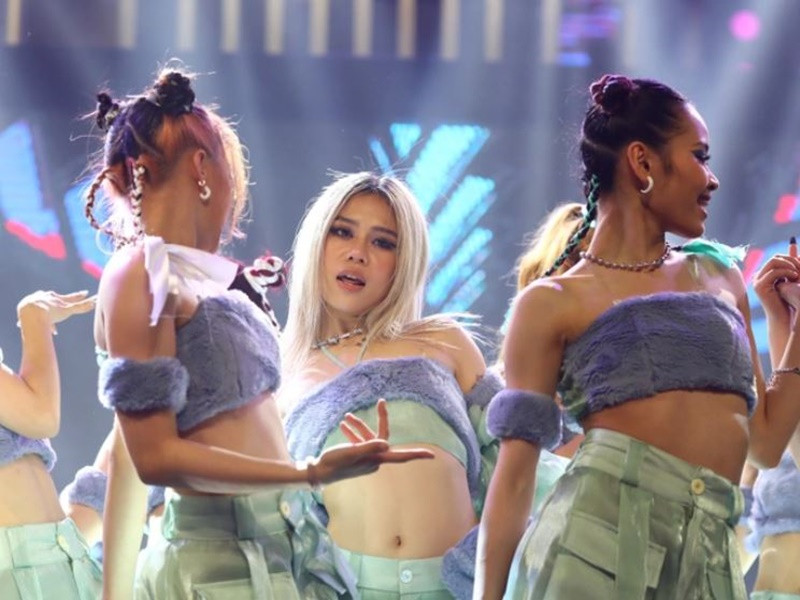 Trước sự phản ứng của Tlinh, Trấn Thành đổi câu hỏi nhưng không khác gì câu trước: "Hiện giờ em có độc thân không?". Sau thấy Tlinh cười trừ, Trấn Thành quay sang bảo: "Anh đùa thế thôi" và đổi sang một câu hỏi khác. Ảnh: Zing