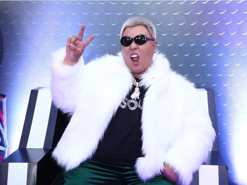 Cũng trong chung kết Rap Việt vào tháng 1/2022, khi công bố top 3 có điểm số cao nhất ở vòng chung kết, Trấn Thành nói với Vsoul: “Em ra đây đi, em có đứng đâu cũng không ai che được em”. Câu nói của nam MC được cho là ám chỉ thân hình cao lớn của Vsoul. Sau đó,Trấn Thành tiếp tục đùa: "Người đã thế còn mặc áo lông”. Ảnh: Zing