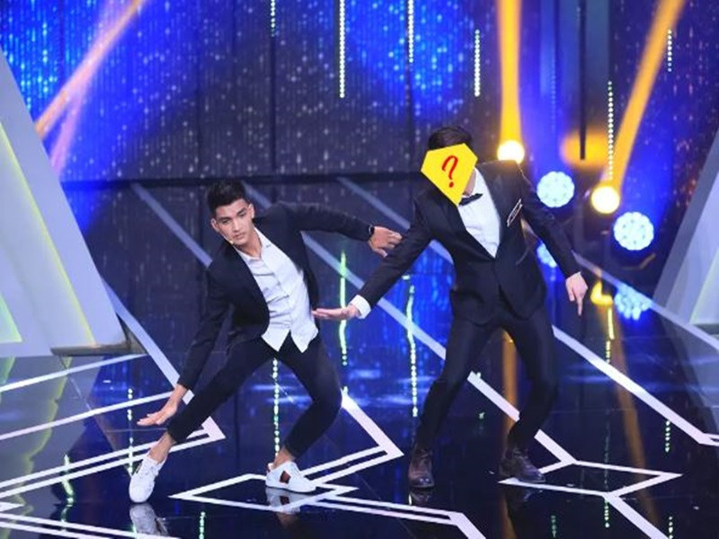 Mạc Văn Khoa còn hài hước nói, nếu yêu một người đẹp trai sẽ bị cám dỗ, nhưng những người yêu anh sẽ yên tâm hơn vì chẳng có ai ngó ngàng. Nghe vậy, Trấn Thành phì cười khiến Mạc Văn Khoa tỏ thái độ khó chịu với đàn anh: "Sao anh lại cười phụt ra như vậy? Em đang chia sẻ mà". Không ít người chỉ trích Trấn Thành suồng sã quá mức với Mạc Văn Khoa trên sóng truyền hình. Ảnh: Vietnamnet