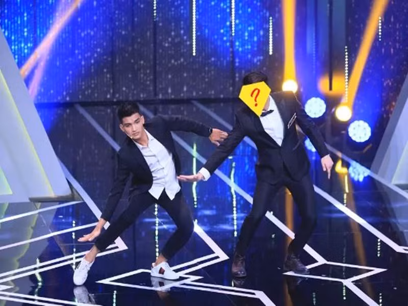 Mạc Văn Khoa còn hài hước nói, nếu yêu một người đẹp trai sẽ bị cám dỗ, nhưng những người yêu anh sẽ yên tâm hơn vì chẳng có ai ngó ngàng. Nghe vậy, Trấn Thành phì cười khiến Mạc Văn Khoa tỏ thái độ khó chịu với đàn anh: "Sao anh lại cười phụt ra như vậy? Em đang chia sẻ mà". Không ít người chỉ trích Trấn Thành suồng sã quá mức với Mạc Văn Khoa trên sóng truyền hình. Ảnh: Vietnamnet