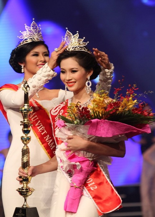 Năm 2012, Đặng Thu Thảo nhận quyền trượng khi giành vương miện Hoa hậu Việt Nam. Ảnh: Giáo dục Việt Nam
