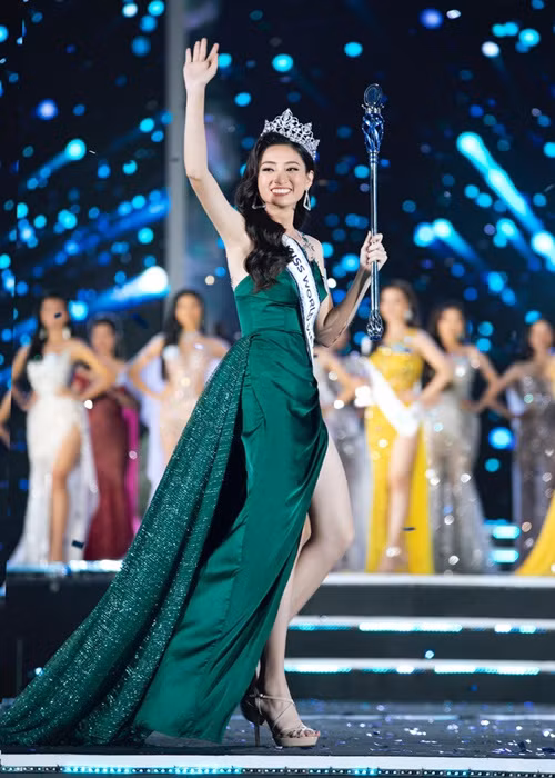 Năm 2019, Lương Thùy Linh nhận quyền trượng Hoa hậu Thế giới Việt Nam. Ảnh: VTV