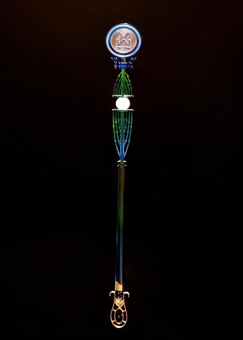 Quyền trượng cho Hoa hậu Thế giới Việt Nam 2022 lại lấy cảm hứng cách điệu từ tre - loài cây không chỉ gắn bó với con người, đất nước Việt Nam bao đời nay mà còn tượng trưng cho sức sống mãnh liệt, luôn vươn mình phát triển.