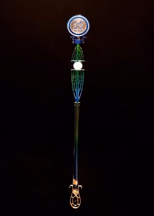 Quyền trượng cho Hoa hậu Thế giới Việt Nam 2022 lại lấy cảm hứng cách điệu từ tre - loài cây không chỉ gắn bó với con người, đất nước Việt Nam bao đời nay mà còn tượng trưng cho sức sống mãnh liệt, luôn vươn mình phát triển.