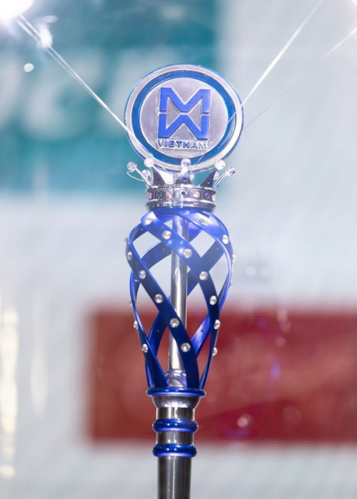 Chiếc quyền trượng Hoa hậu Thế giới Việt Nam 2019 lấy cảm hứng từ những tinh tú tỏa sáng trong dải ngân hà. Quyền trượng mang hình ảnh chiếc vương miện nâng đỡ logo Hoa hậu Thế giới Việt Nam cùng những dải lụa xanh uốn cong mềm mại được điểm xuyết bằng 83 viên đá quý sắc trắng, xanh lấp lánh. Điểm nhấn của chiếc quyền trượng là viên pha lê xanh 35 ly nổi bật. Ảnh: Tiền Phong