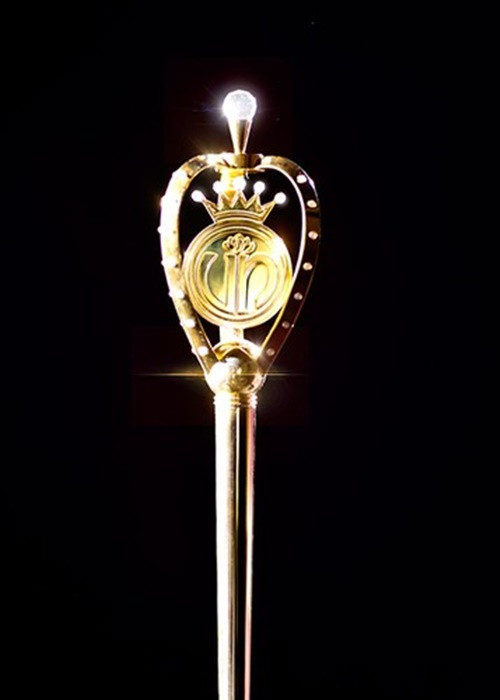 Các vòng cung màu nhũ vàng được điểm tô bằng 8 viên kim cương Swarovsky lấp lánh. Trên đỉnh quyền trượng là kim cương Swarovsky 13 ly, đại diện cho uy quyền và vẻ đẹp tỏa sáng rực rỡ. Ảnh: BTC
