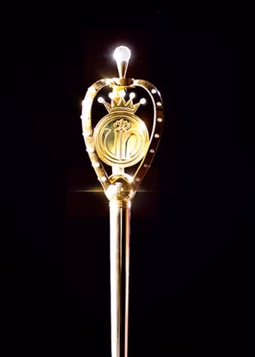 Các vòng cung màu nhũ vàng được điểm tô bằng 8 viên kim cương Swarovsky lấp lánh. Trên đỉnh quyền trượng là kim cương Swarovsky 13 ly, đại diện cho uy quyền và vẻ đẹp tỏa sáng rực rỡ. Ảnh: BTC